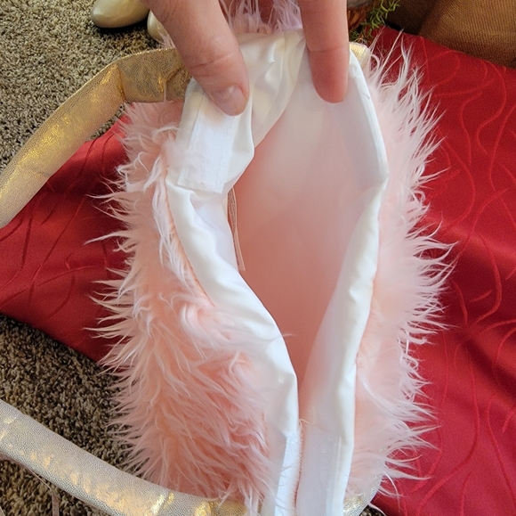 Pink fuzzy purse - Picture 7 of 10